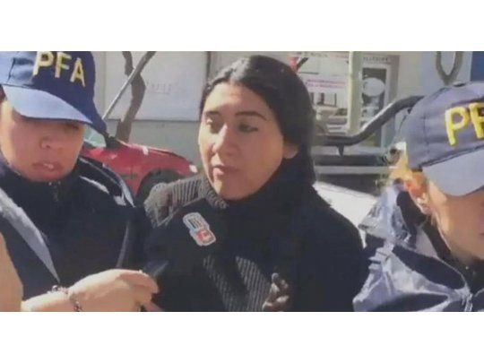 Elizabeth Loncopan fue detenida por efectivos policiales durante el operativo que se realiza en las tierras ocupadas por los mapuches.