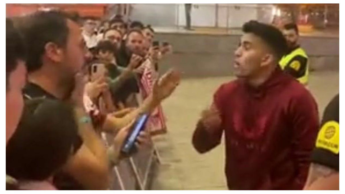 Tense exchange between Huevo Acuña and a Sevilla fan: “Do you want to put on your shirt?”