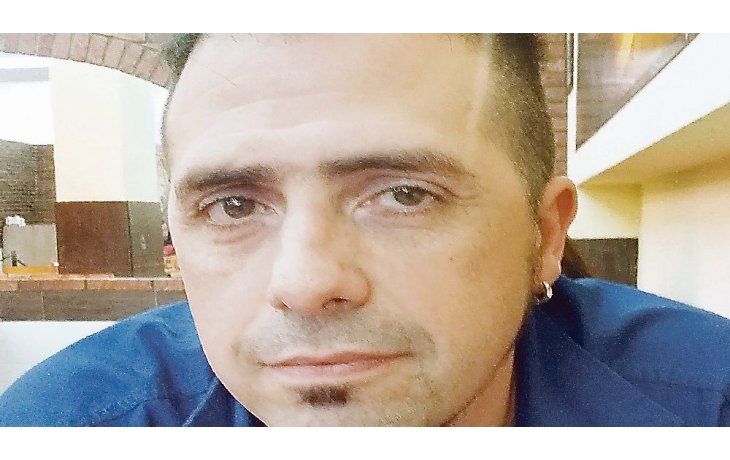 ámbito.com | Kike Ferrari. Con su uniforme de trabajo en Metrovías, un empleo que no deja pese a las mieles del éxito literario internacional.