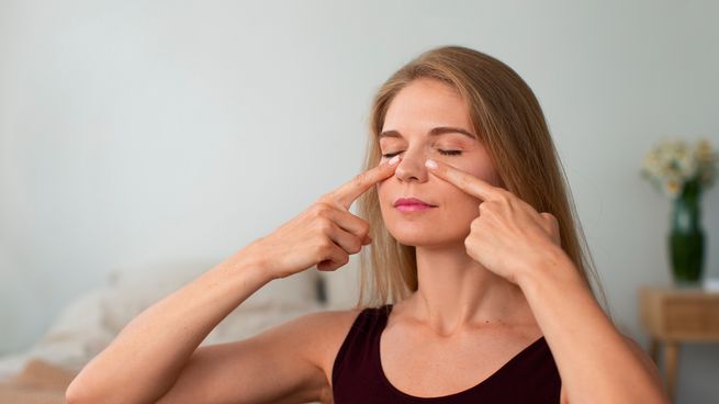 Conocé cómo relajar tu rostro con estos ejercicios de&nbsp; yoga facial.