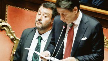 ruptura. El renunciante premier Giuseppe Conte fustigó a Matteo Salvini y llegó a compararlo con Benito Mussolini por su pedido de plenos poderes. El líder nacionalista lo escuchó de cerca y no ocultó su molestia.&nbsp;