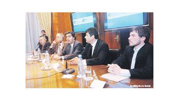 ámbito.com | Augusto Costa aclaró ayer las intenciones oficiales de extender el Precios Cuidados al menos hasta  junio. Lo hizo junto con el jefe de Gabinete, Jorge Capitanich, y el ministro de Planificación, Julio De Vido .