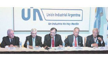 La nueva conducción de la central fabril  encabezada por Adrián Kaufmann (centro) debutó ayer. Héctor Motta (tesorero), Juan Carlos Sacco (secretario), Daniel Funes de Rioja y Luis Betnaza (vicepresidentes).