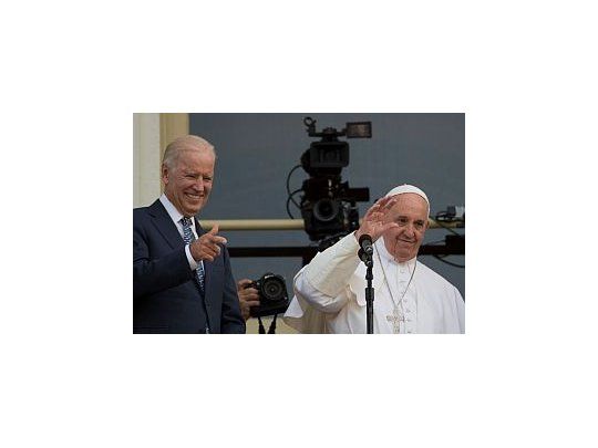 El Papa saluda a la multitud. A su lado el vice de EEUU, Joe Biden.