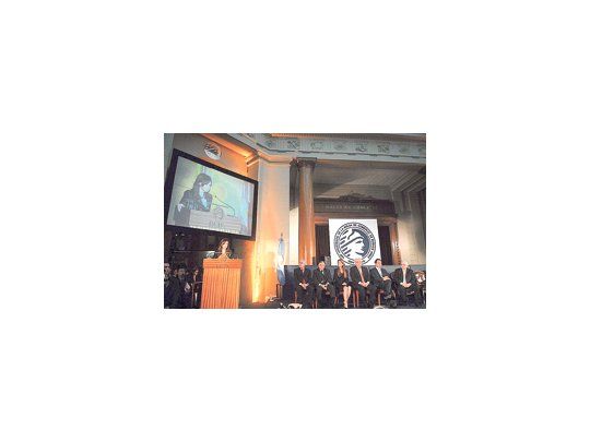 Cristina estuvo ayer en el acto por los 156 años de la Bolsa de Comercio. Desde uno y otro lado, se repitieron reclamos y argumentos.