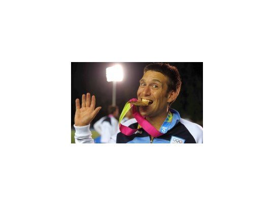 Cambian de color. El defensor argentino del hockey sobre césped Fernando Zylberberg muerde la medalla dorada que obtuvo en Guadalajara.