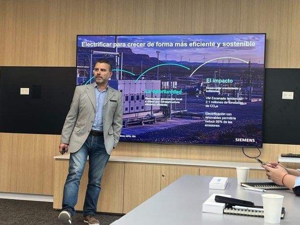 Héctor Estrada presentó las E-Houses, que integran equipos eléctricos, automatización y sistemas de control en módulos fabricados y probados antes de su traslado al campo. Héctor Estrada presentó las E-Houses, que integran equipos eléctricos, automatización y sistemas de control en módulos fabricados y probados antes de su traslado al campo.