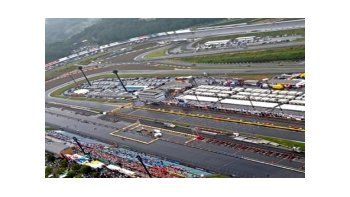 El circuito de Motegui sufrió fisuras en el asfalto tras el terremoto y tsunami. El GP de Japón fue aplazado para el 2 de octubre.