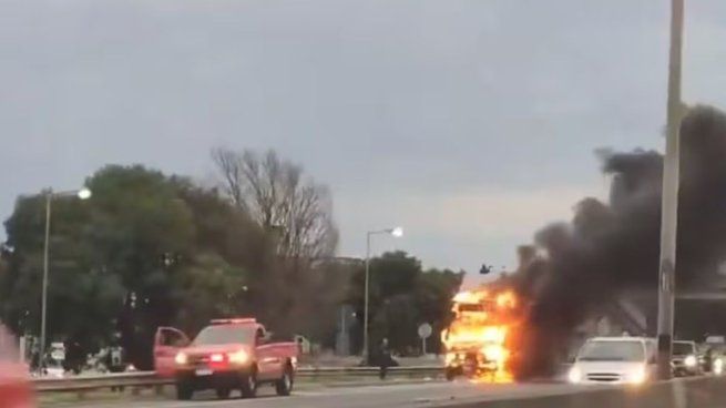 Un camión se prendió fuego en la General Paz y provocó complicaciones en tránsito