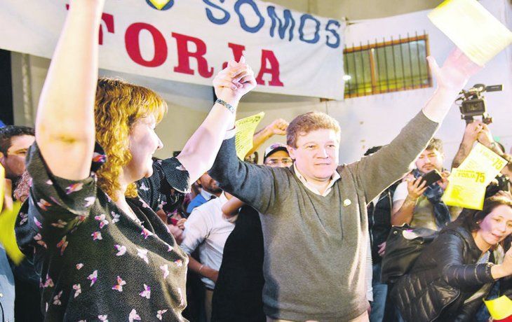 Festejos. Melella, acompañado de su vice Mónica Urquiza, celebró tarde la victoria que lo llevará a la gobernación de Tierra del Fuego por las demoras en el recuento de votos que se extendió hasta la madrugada del lunes.