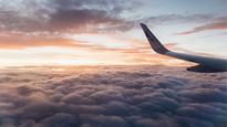 la pandemia afecta a las aerolineas: perdidas millonarias y preven el uso de reservas