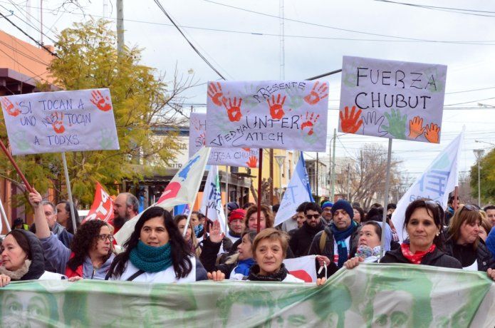 Docentes rionegrinos marcharon por las calles de Viedma en solidaridad con sus colegas chubutenses.