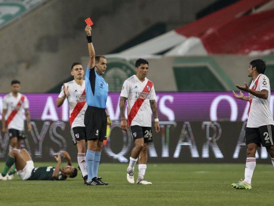 El uruguayo Esteban Ostojich es internacional desde 2016 y dirigirá la final de la Copa América entre Brasil y Argentina.&nbsp;
