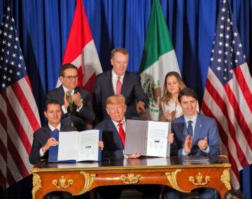 El presidente de México, Enrique Peña Nieto, el presidente de los Estados Unidos, Donald J. Trump, y el primer Ministro de Canadá, Justin Trudeau, firmaron el Tratado Comercial entre México, Estados Unidos y Canadá (T-MEC) en el marco de la cumbre del G20.