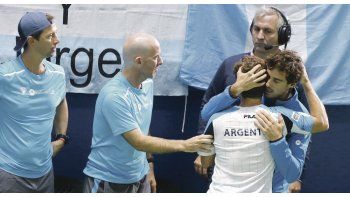 Tristeza. Pella abraza a Schwartzman tras la derrota que condenó a la Argentina. Ambos le pusieron el pecho a una serie plagada de ausencias.