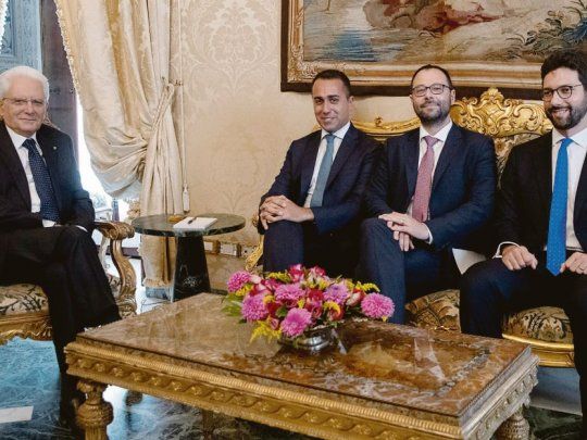RESPIRO. El presidente Sergio Mattarella mantuvo consultas con los líderes del populista Movimiento Cinco Estrellas, Luigi Di Maio, Stefano Patuanelli y Francesco DUva.
