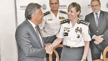En Cuyo. El gobernador de Mendoza, Alfredo Cornejo, felicita a Cecilia Argones, quien fue designada para conducir la Jefatura Distrital I de esa provincia.