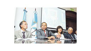 El gobernador Jorge Sapag, acompañado por todo su gabinete en el Salón de Acuerdos de Casa de Gobierno, anunció el hallazgo de petróleo en el área conocida como Aguada del Chañar.