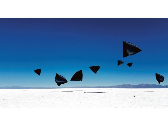Salinas.La preocupación de Saraceno por la “adicción del hombre a quemar hidrocarburos”, lo indujo a crear un globo que, con la energía del sol, batió el récord de permanencia en el aire.
