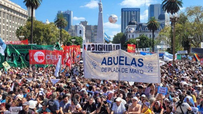 Las Abuelas de Plaza de Mayo su tradicional ronda de los jueves para reclamar por el ajuste a la política de Derechos Humanos.