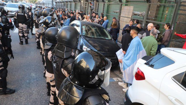 El gobierno militarizó el Congreso ante la protesta de jubilados y universidades.