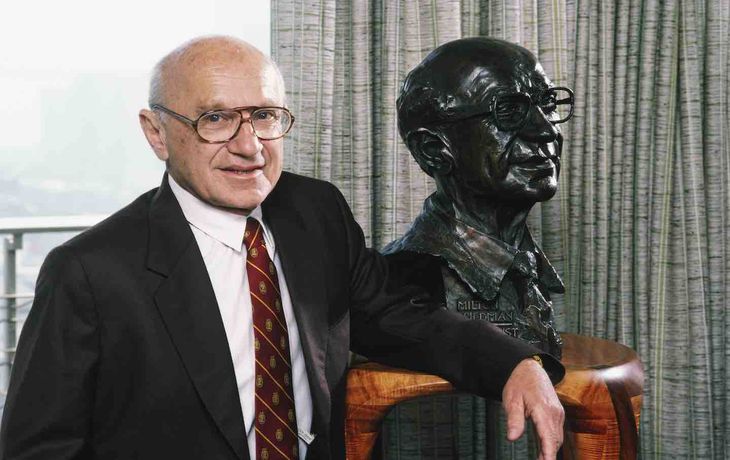 Milton Friedman, padre del monetarismo y máximo referente espiritual de la administración argentina. Estaba en contra del uso de las reservas para controlar el tipo de cambio Milton Friedman, padre del monetarismo y máximo referente espiritual de la administración argentina. Estaba en contra del uso de las reservas para controlar el tipo de cambio