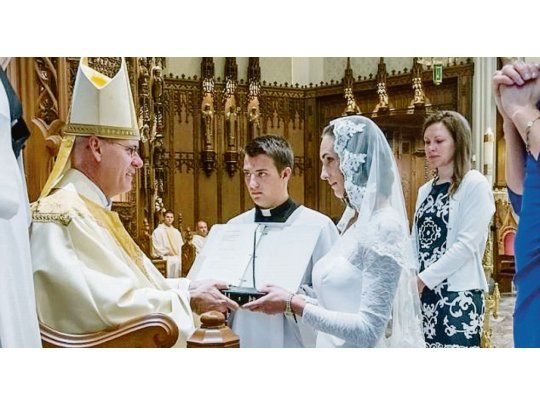 Ceremonia. Vestidas de novia, las mujeres que deciden consagrarse como “Novias de Cristo” ofrecen su virginidad eterna. A diferencia de las monjas, no viven en una comunidad cerrada y no usan un atuendo distintivo.