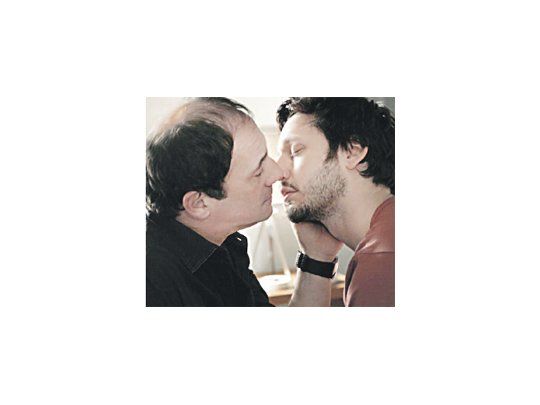 Pese a que “Farsantes” tomó al pie de la letra lo de “hay que besarse más” de Roberto Galán, y los medios saturaron ayer con esta escena, el programa del lunes cayó en rating.
