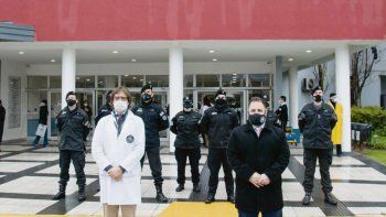 GESTO. Efectivos de PSA, ayer tras la donación en el Hospital de Florencio Varela.
