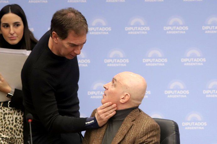 Diego Santilli (PRO) toma de la mandíbula a José Luis Espert (La Libertad Avanza). El economista se pasó de la alianza disuelta de Juntos por el Cambio a la bancada oficialista. Diego Santilli (PRO) toma de la mandíbula a José Luis Espert (La Libertad Avanza). El economista se pasó de la alianza disuelta de Juntos por el Cambio a la bancada oficialista.