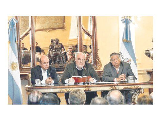 Al ruedo. Tras zigzagueos y cruces con el peronismo, Colombi presentó ayer el proyecto de reforma constitucional, junto al vicegobernador Canteros y el titular de la Cámara de Diputados, Pedro Cassani.