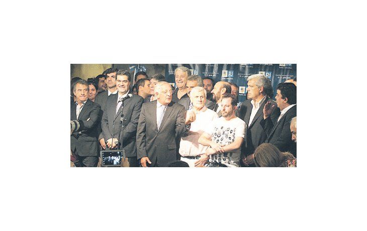 ámbito.com | Sergio Urribarri, Jorge Capitanich, Eduardo Fellner, Antonio Caló, Julián Domínguez y Fernando Espinoza, ayer en la sede del PJ Nacional.