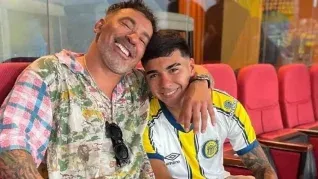  El Pocho Lavezzi, junto a su hijo Tomás, ambos hinchas de Rosario Central.