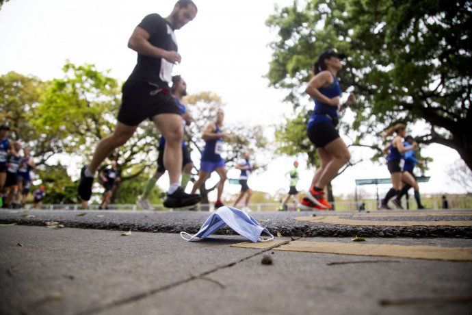 Corredores profesionales y aficionados largaron esta mañana el Maratón Internacional y la prueba de los 21k en la Ciudad Autónoma de Buenos Aires, que este año regresa tras el receso de 2020 por la pandemia de coronavirus.