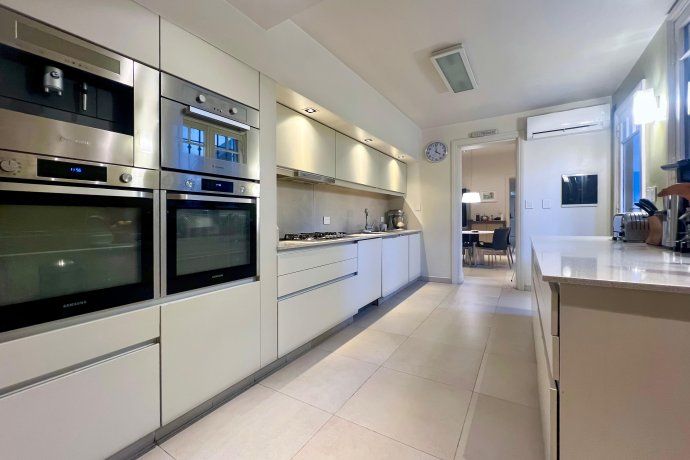 Cocina confortable con equipamiento empotrado Cocina confortable con equipamiento empotrado