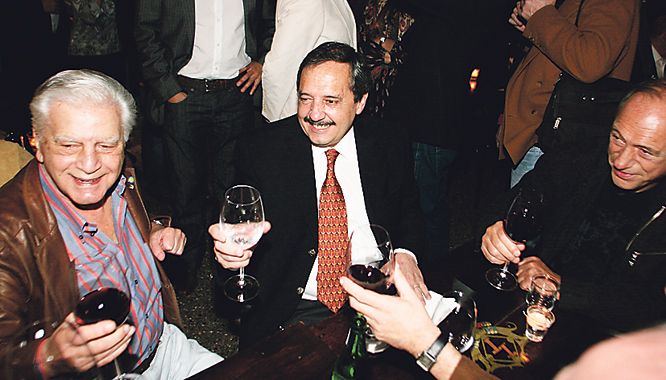 Risas y conspiraciones en el cumpleaños de Antonio Cafiero, quien brindó junto a Ricardo Alfonsín y el juez de la Corte Eugenio Raúl Zaffaroni.