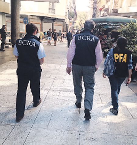 No son precisamente turistas caminando por Florida casi esquina Paraguay. Son los inspectores en plena acción ayer por la tarde.