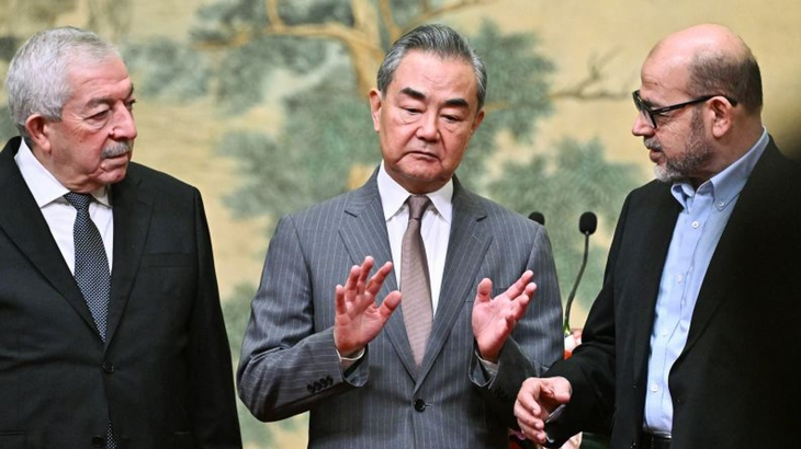 Mahmoud al-Aloul, vicepresidente del Comité Central de Fatah, junto al ministro de Asuntos Exteriores de China Wang Yi y Mussa Abu Marzook, alto miembro de Hamas, durante la firma del acuerdo en Beijing. Mahmoud al-Aloul, vicepresidente del Comité Central de Fatah, junto al ministro de Asuntos Exteriores de China Wang Yi y Mussa Abu Marzook, alto miembro de Hamas, durante la firma del acuerdo en Beijing.