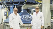 empresa familiar. Los hermanos Martín (izquierda) y Germán Cabrales, frente a la nueva máquina tostadora de última generación que sumaron a la fábrica de Mar del Plata. Importan el café y lo “descommoditizan”, dicen.