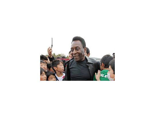 Pelé dijo que le mandará sus videos a Messi para que vea como jugaba.