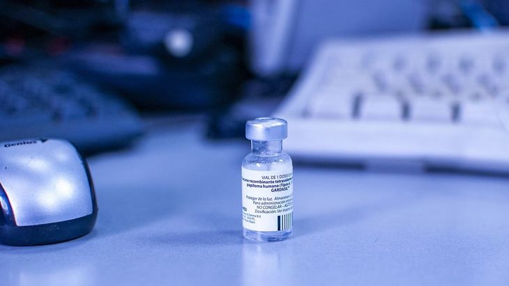 La vacunación contra el VPH pasó de un promedio de 79% a un 53%, cuando la población objetivo vacunada debe llegar al 95%. La vacunación contra el VPH pasó de un promedio de 79% a un 53%, cuando la población objetivo vacunada debe llegar al 95%.