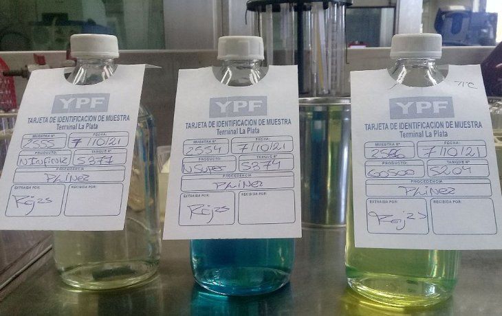 ¿por que la nafta super tiene color azul?