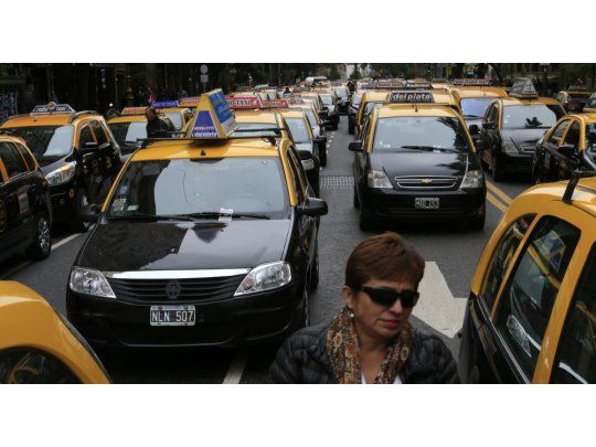 El secretario general de la Federación Nacional de Conductores de Taxis, José Ibarra, dijo que el incremento del 19,5% llegó tarde y quedó totalmente licuado por lo que han aumentado los costos operativos de sacar un auto a la calle.