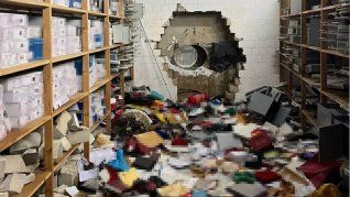 Así fue el boquete que abrieron los ladrones para ingresar a la sala de cajas de seguridad. Así fue el boquete que abrieron los ladrones para ingresar a la sala de cajas de seguridad.