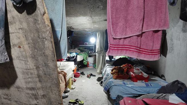 Nos obligaban a dormir hasta 35 personas en una habitación, con colchones viejos y comida casi cruda. Al principio nos daban buena comida, pero después solo polenta. Nos deben meses de trabajo, sostuvieron algunos de los trabajadores.