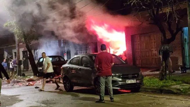 La casa quedó completamente arrasada por el fuego y dos familias perdieron todas sus pertenencias.