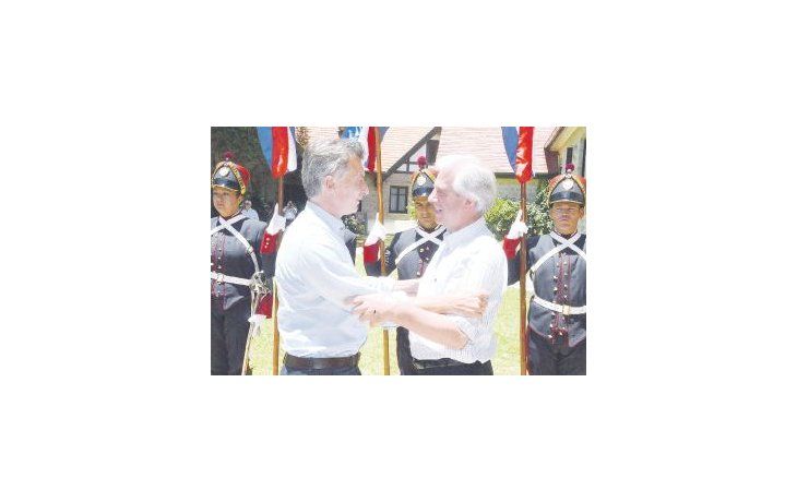 Mauricio Macri y Tabaré Vázquez, ayer en la despedida. “Queremos que este vínculo se consolide, no sólo en lo económico, sino en lo deportivo y cultural”, dijo el argentino en su primera visita formal a Uruguay.