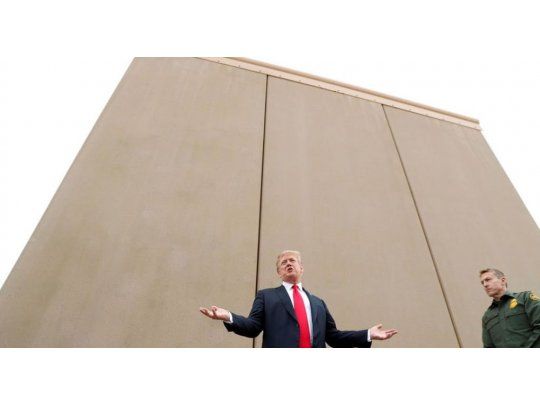 Donald Trump durante una recorrida por el sur del país donde observó muestras de posibles muros a construir.
