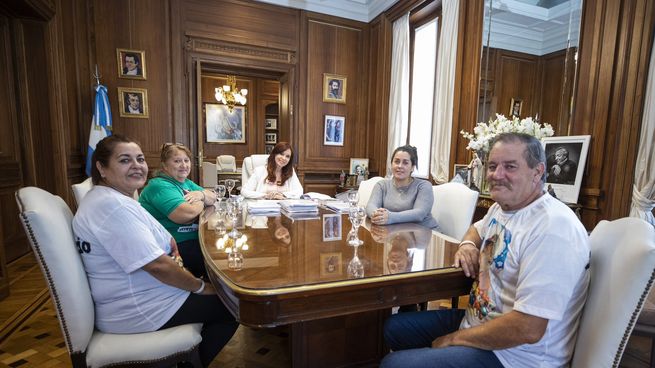 CFK con los abuelos de lucio.jpg