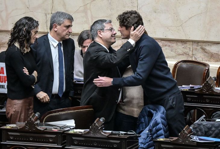 Germán Martínez (Unión por la Patria) abraza a Martín Lousteau (Provincias Unidas) en medio de su duelo. Germán Martínez (Unión por la Patria) abraza a Martín Lousteau (Provincias Unidas) en medio de su duelo.